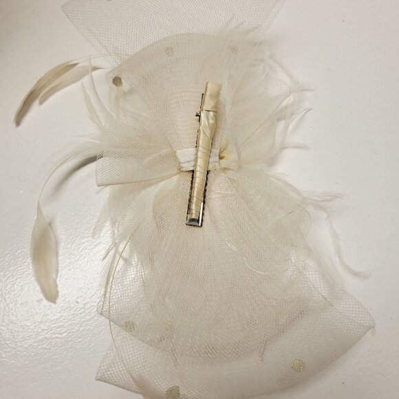 White Bow & Feathers Fascinator Hair Clip Hair Accessory - Picture 8 of 14